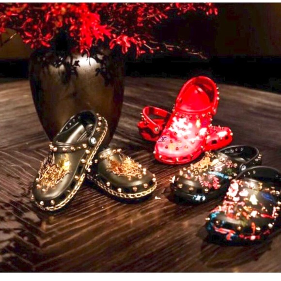 NIB Vivienne Tam + CROCS Gold Chain Stud Shoes - Picture 6 of 7